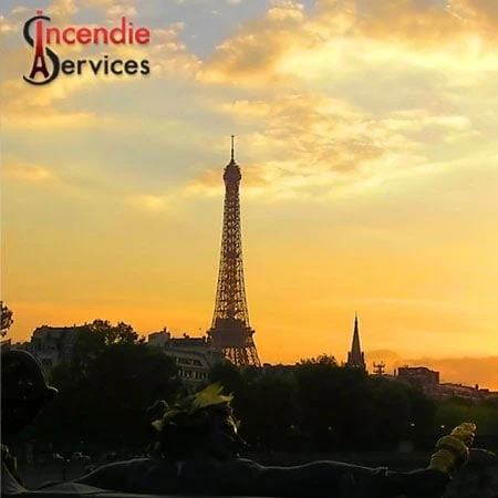 Technicien ISP réalisant la maintenance d'extincteurs à Paris